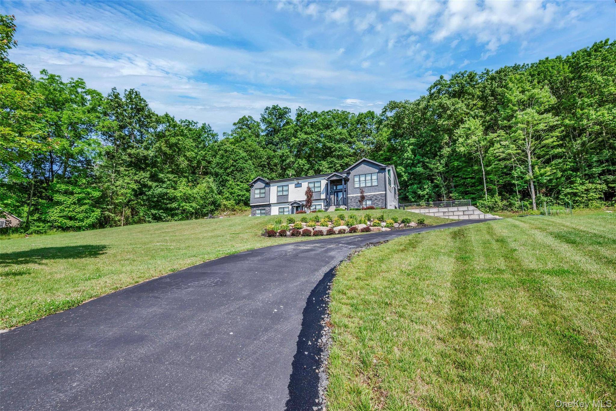 31 Walnut Ridge LN, Bloomingburg, NY 12721