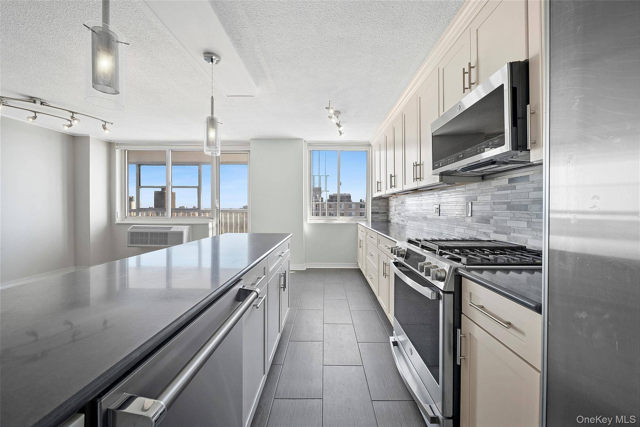 11817 Union TPKE #21K, Forest Hills, NY 11375