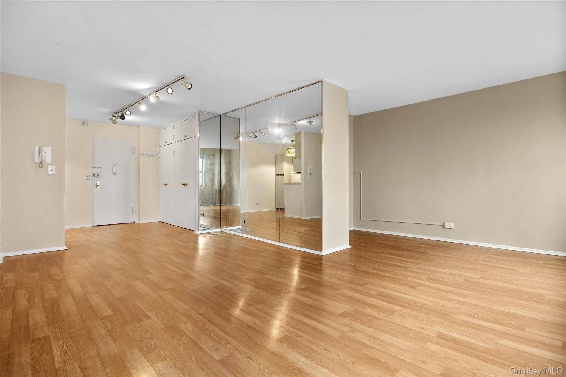 87-15 165th ST #4B, Jamaica, NY 11432