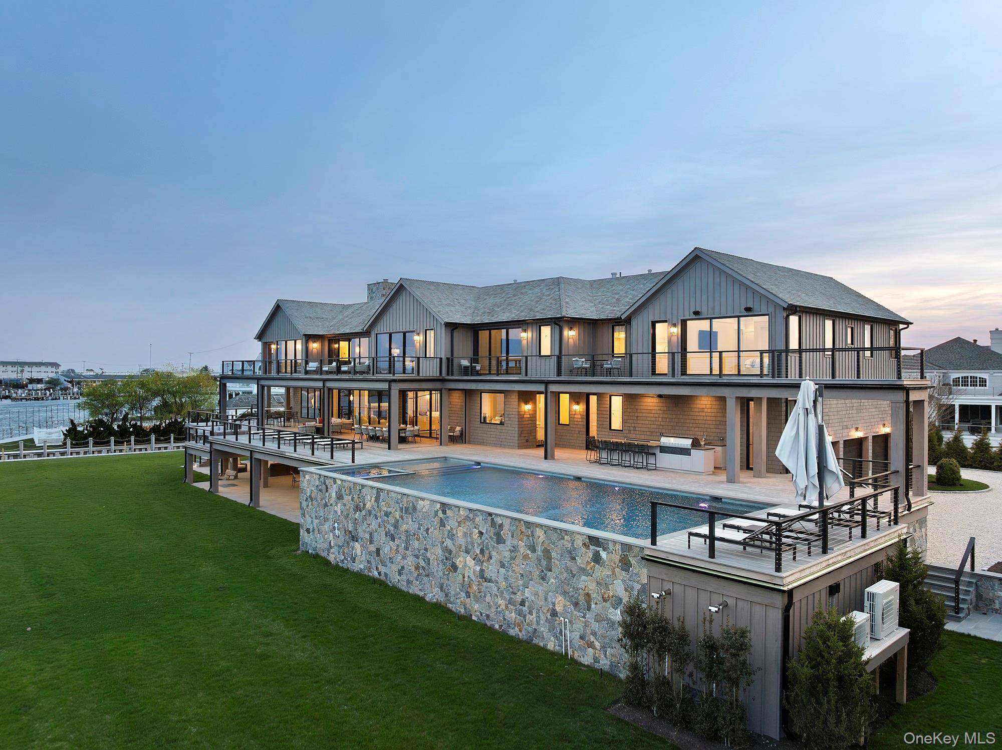 34 Westbridge RD, Westhampton Beach, NY 11978