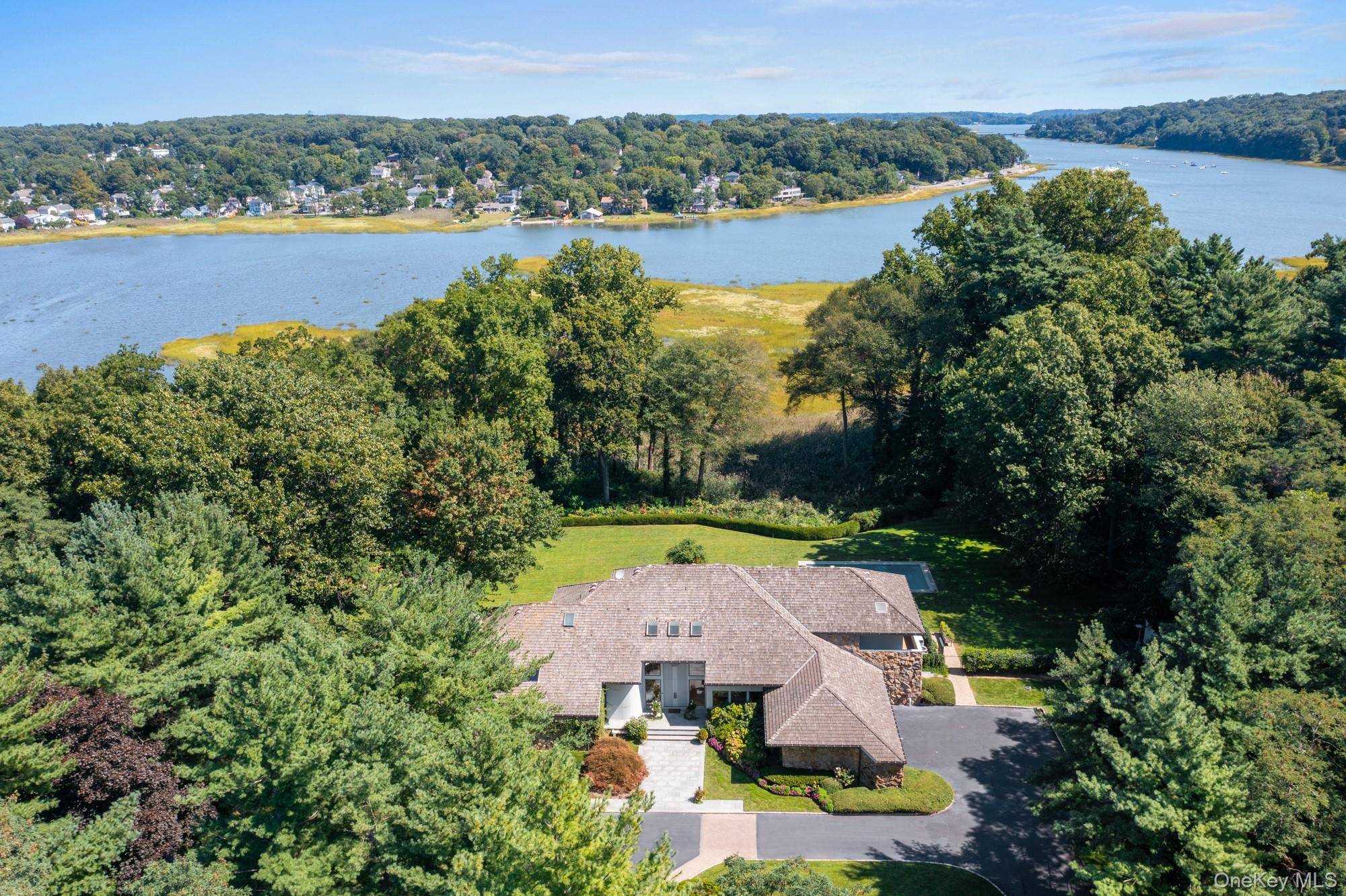 8 Mill Pond LN, Lattingtown, NY 11560