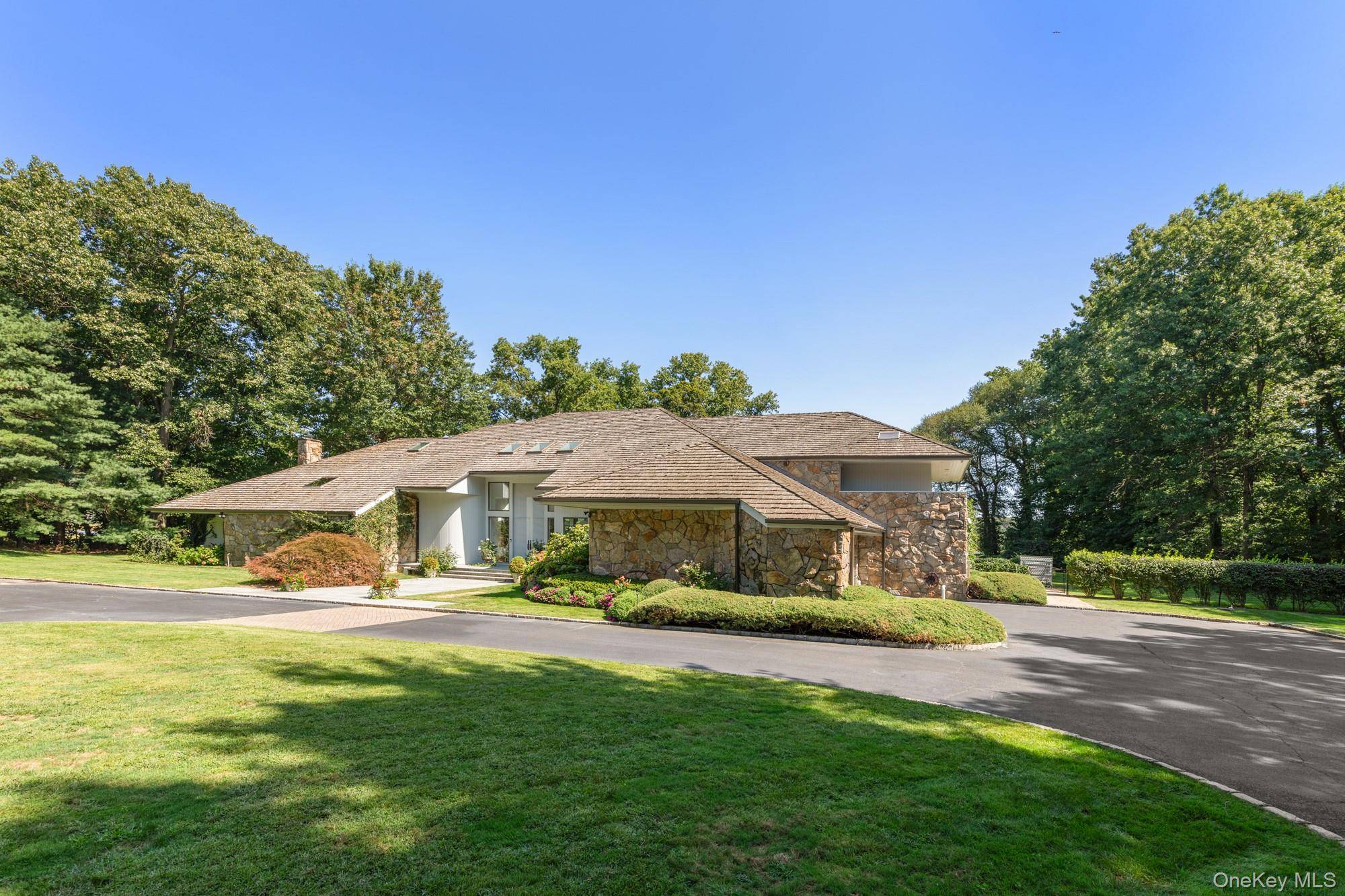 8 Mill Pond LN, Lattingtown, NY 11560
