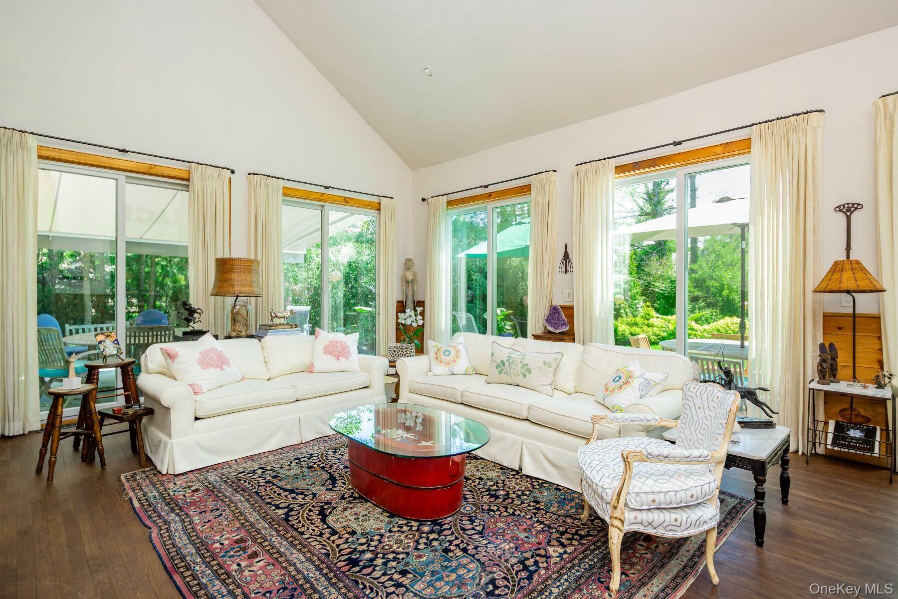 61 Huckleberry LN, East Hampton, NY 11937