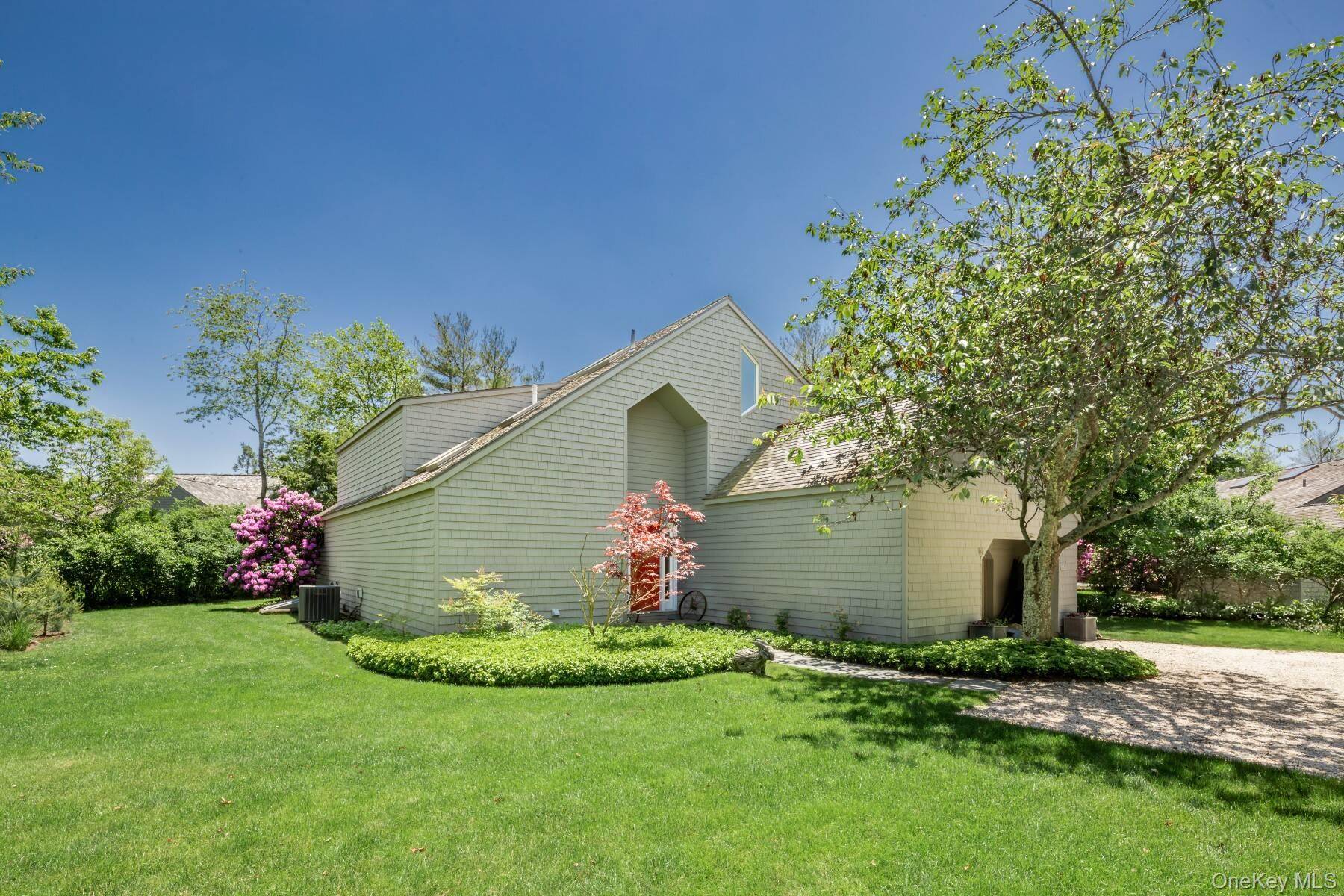 61 Huckleberry LN, East Hampton, NY 11937