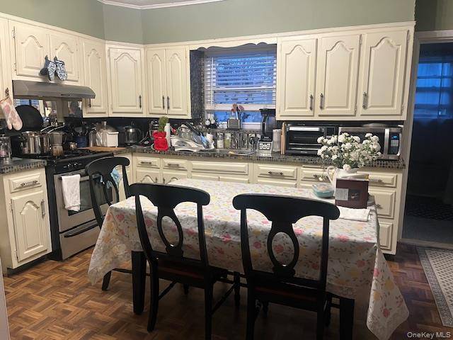 8667 108th ST, Richmond Hill North, NY 11418