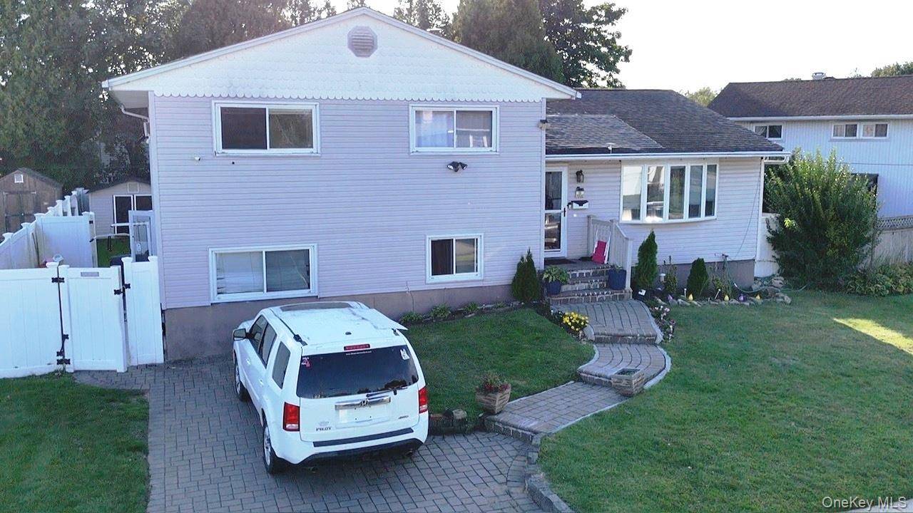 58 Narcissus AVE, Hicksville, NY 11801