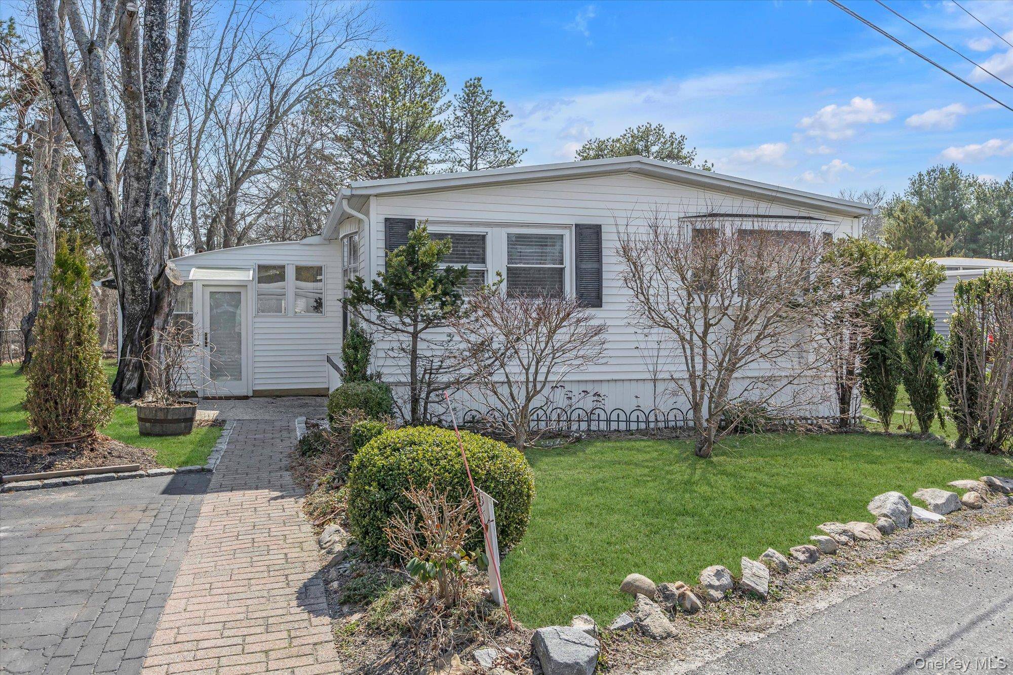 74 Maple St, East Quogue, NY 11942