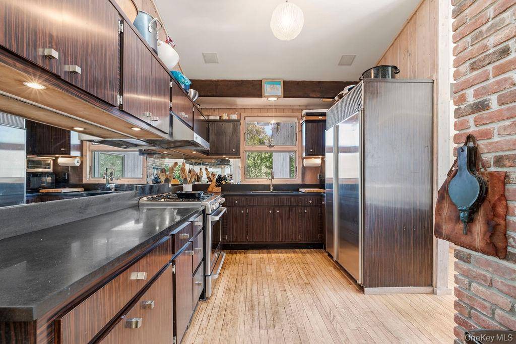 27 Atterbury RD, Southampton, NY 11968