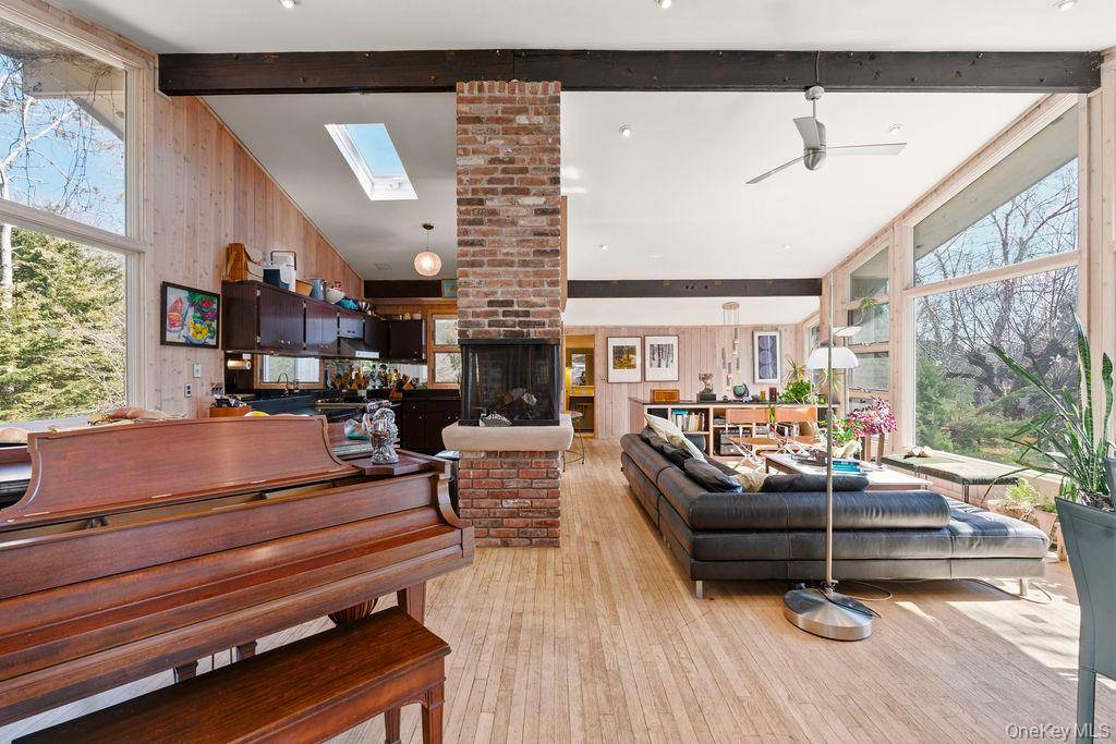 27 Atterbury RD, Southampton, NY 11968