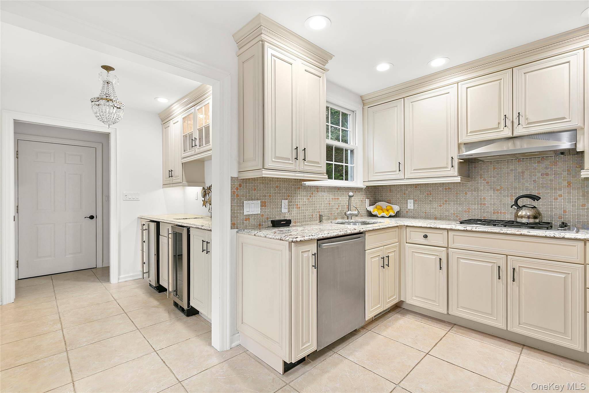 669 Hill ST, Southampton, NY 11968