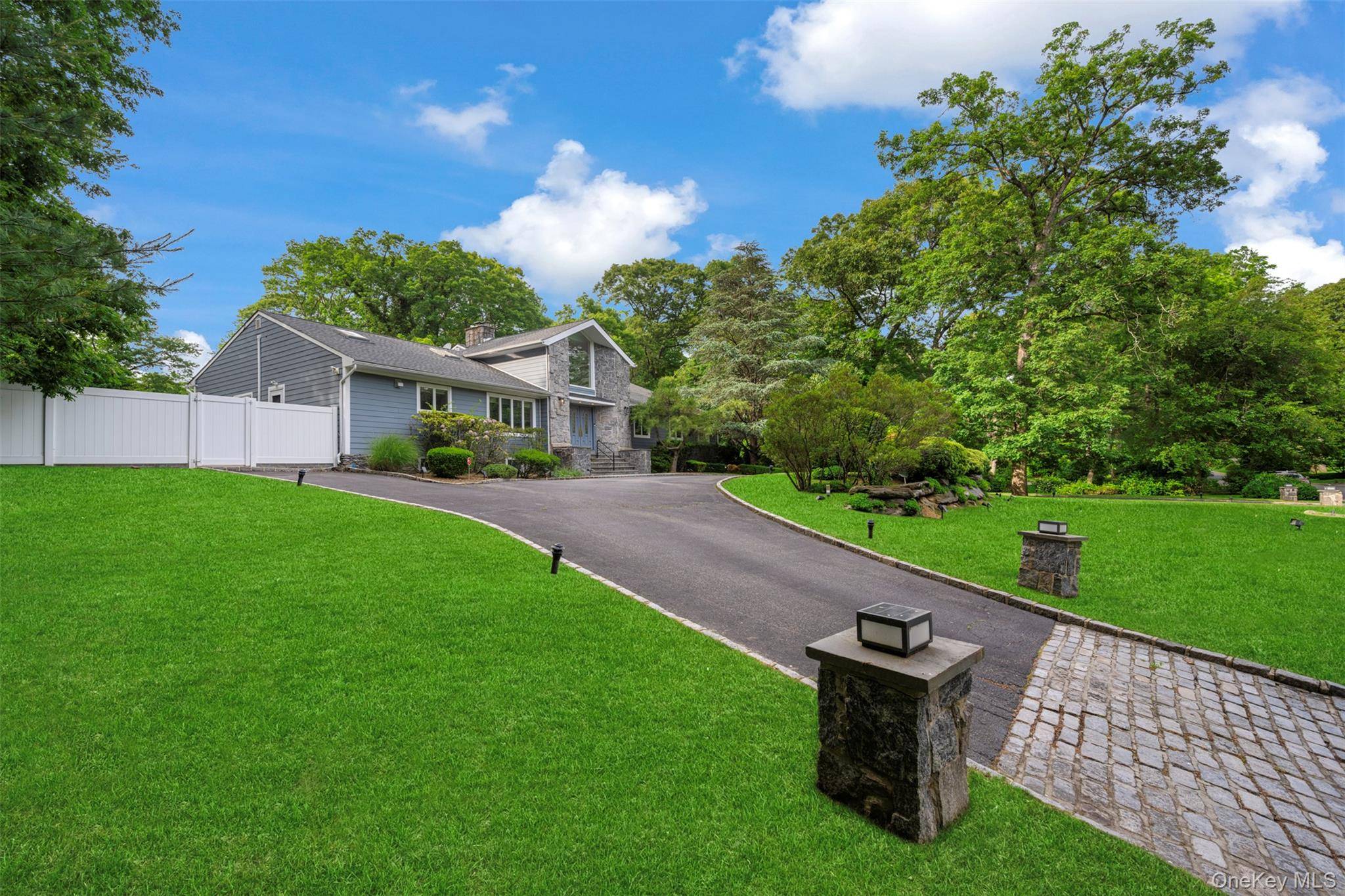 90 Belvedere DR, Syosset, NY 11791