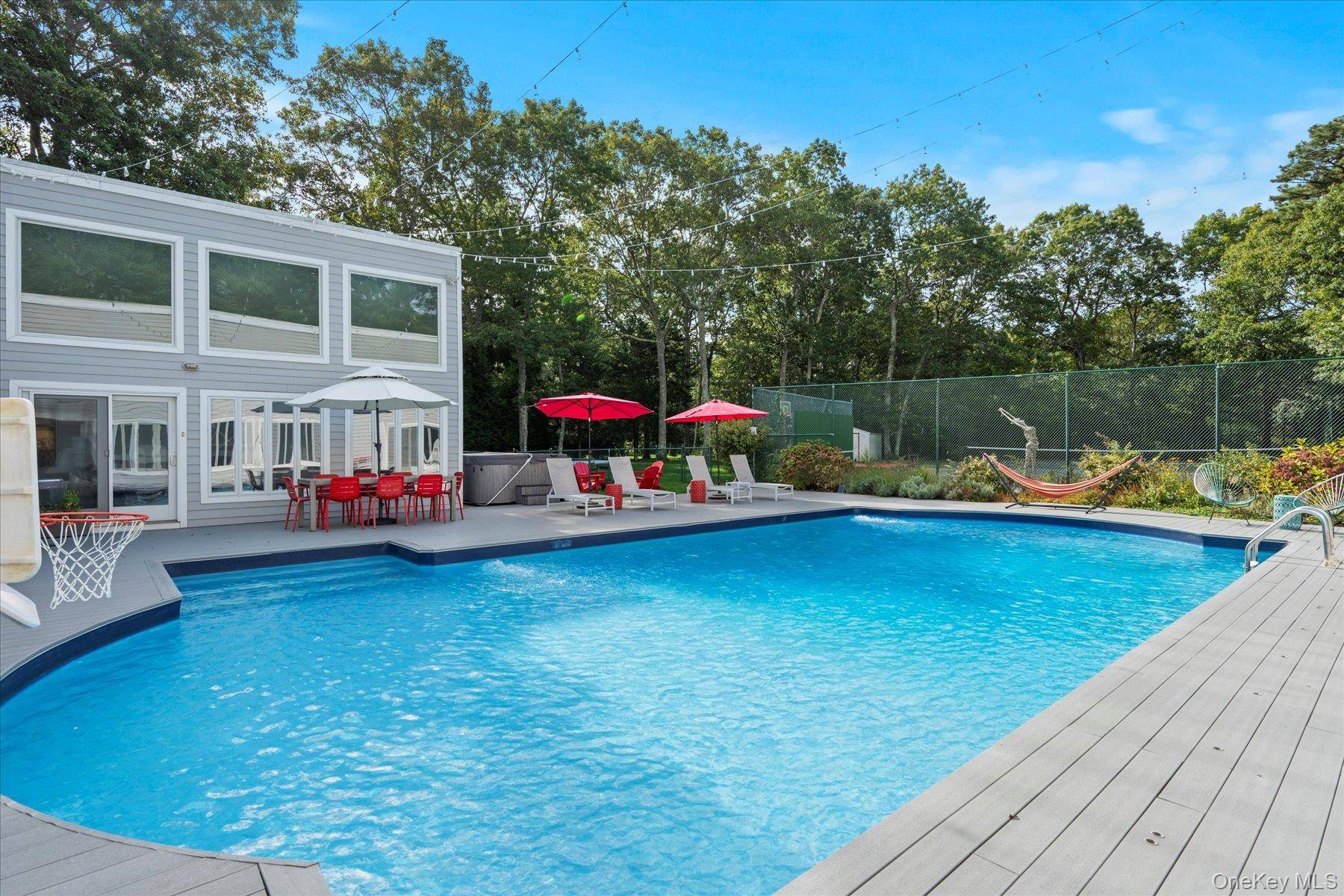 5 Lakewood LN, Quogue, NY 11959