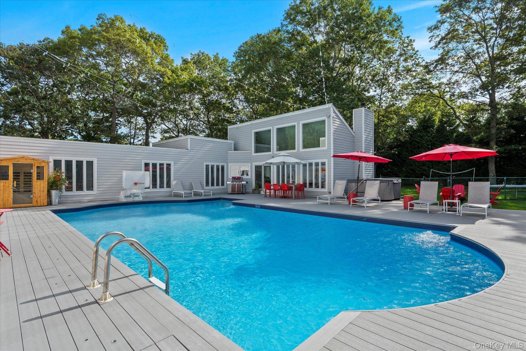 5 Lakewood LN, Quogue, NY 11959