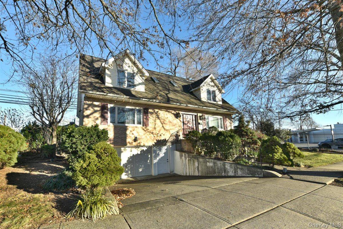300 Pennsylvania AVE, Mineola, NY 11501