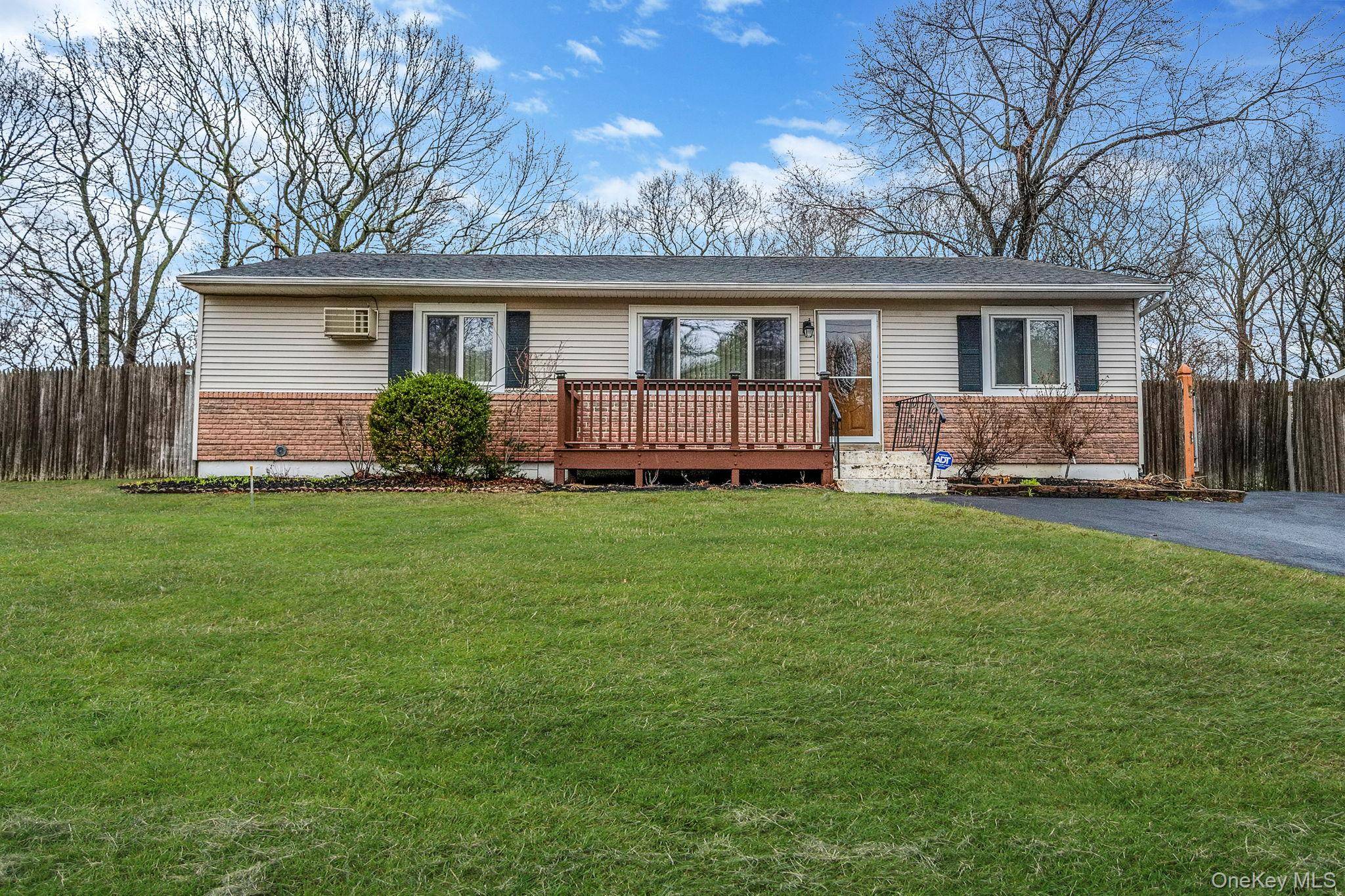 15 Carr LN, Medford, NY 11763