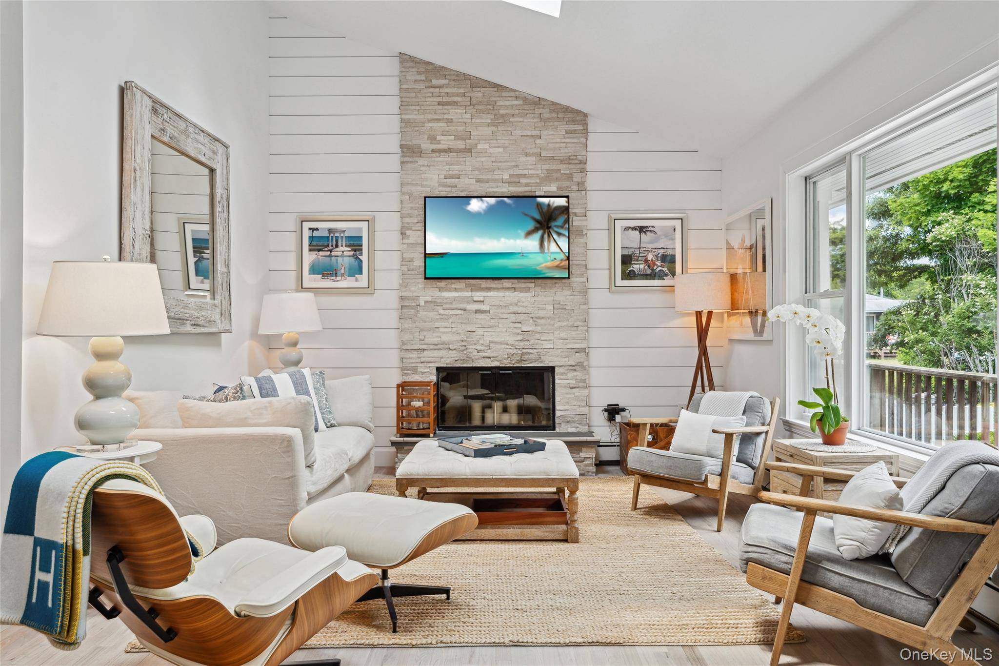 42 Oak ST, Westhampton Beach, NY 11978