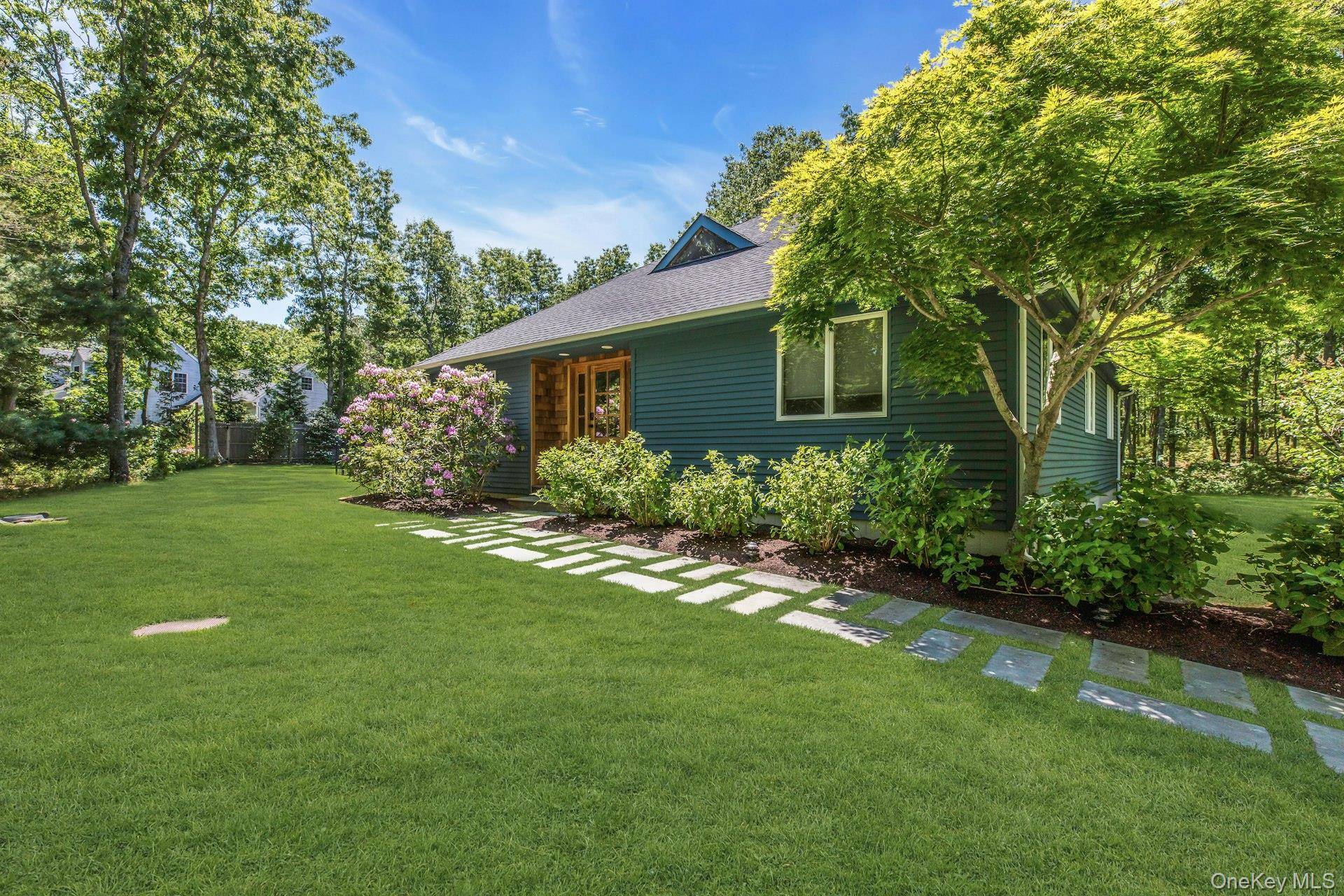 16 Hildreth RD, Hampton Bays, NY 11946