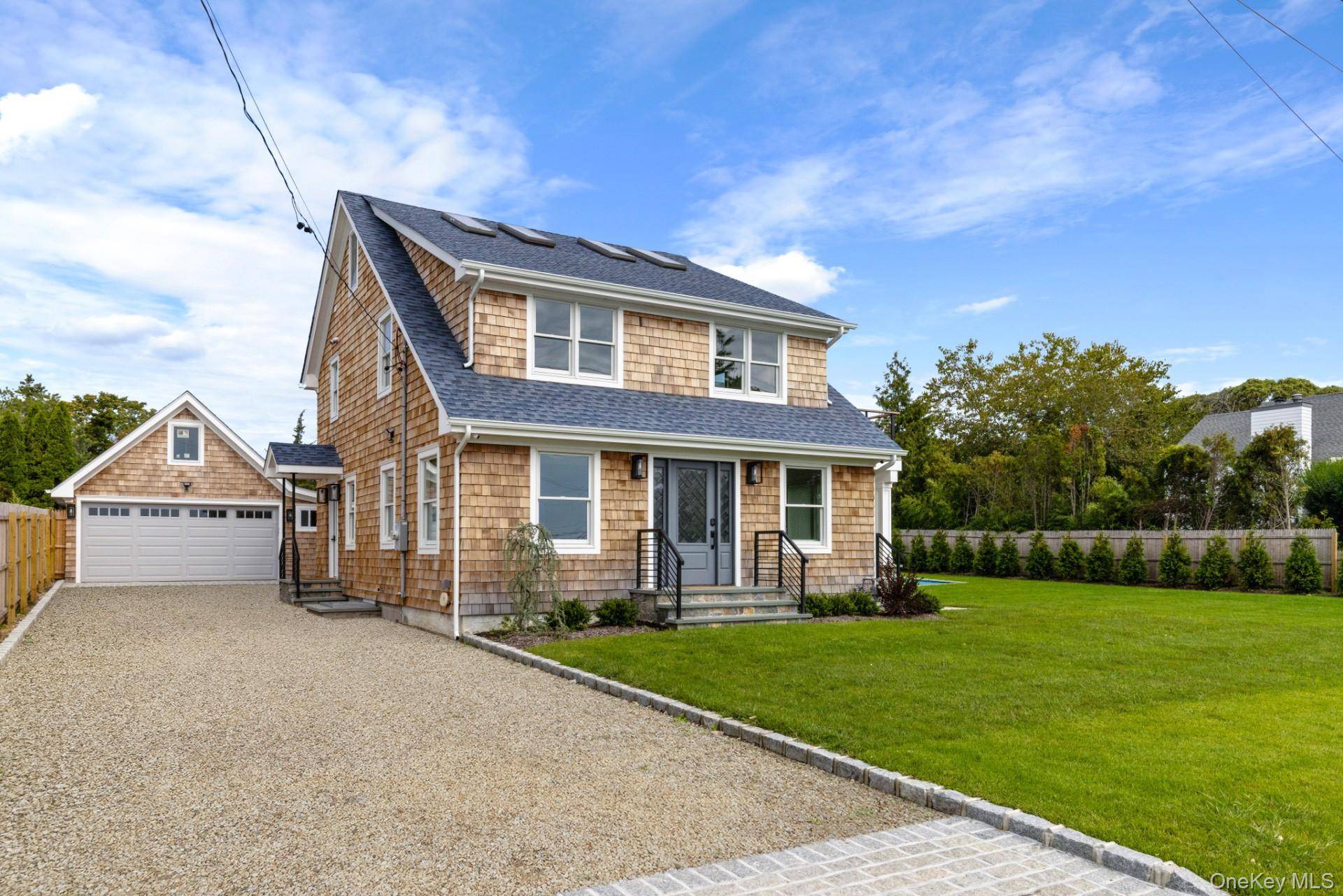 10 Sagamore RD, Hampton Bays, NY 11946