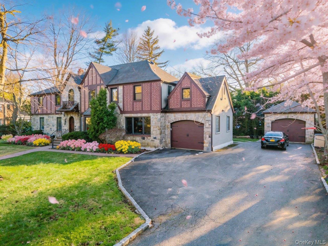 18 Robin WAY, Great Neck, NY 11021