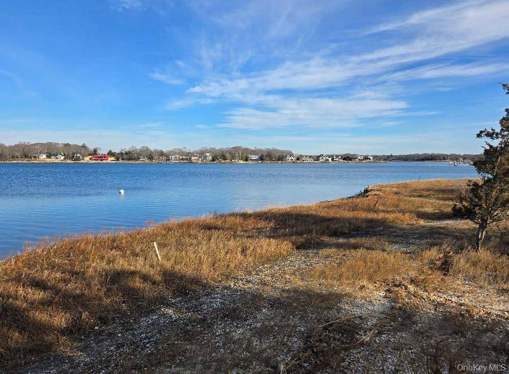 22 Peninsula DR, Sag Harbor, NY 11963