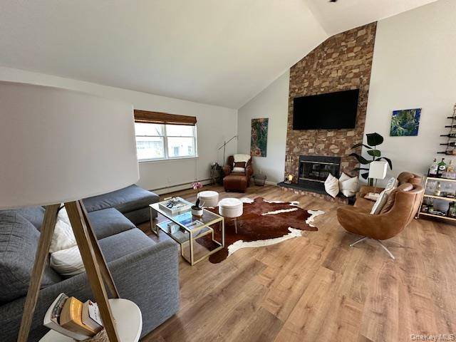 7 Corwin LN, Hampton Bays, NY 11946