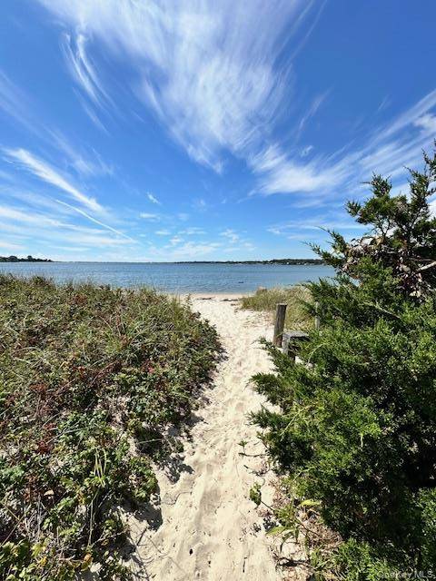 7 Corwin LN, Hampton Bays, NY 11946