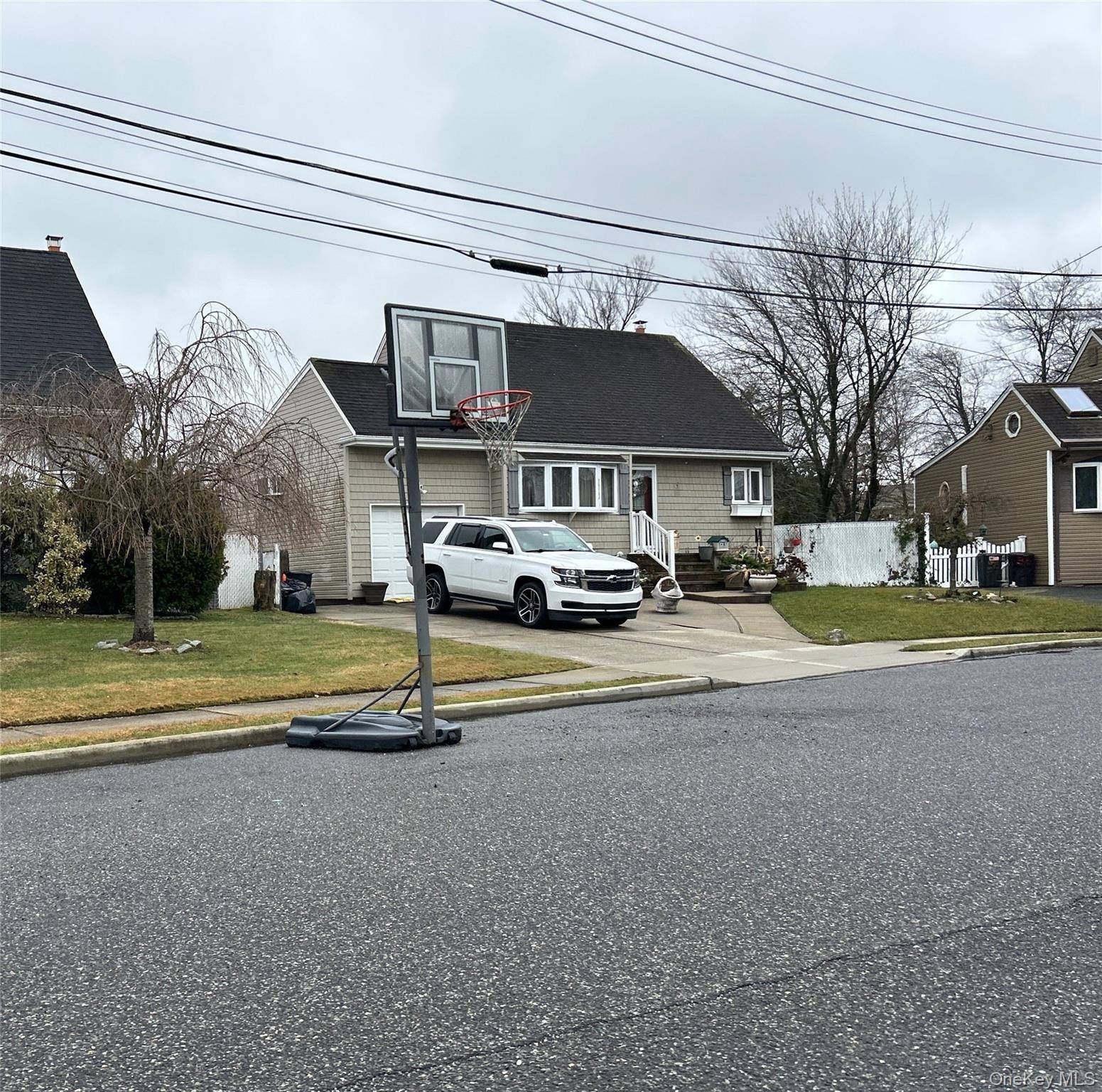 34 Karen ST, West Babylon, NY 11704