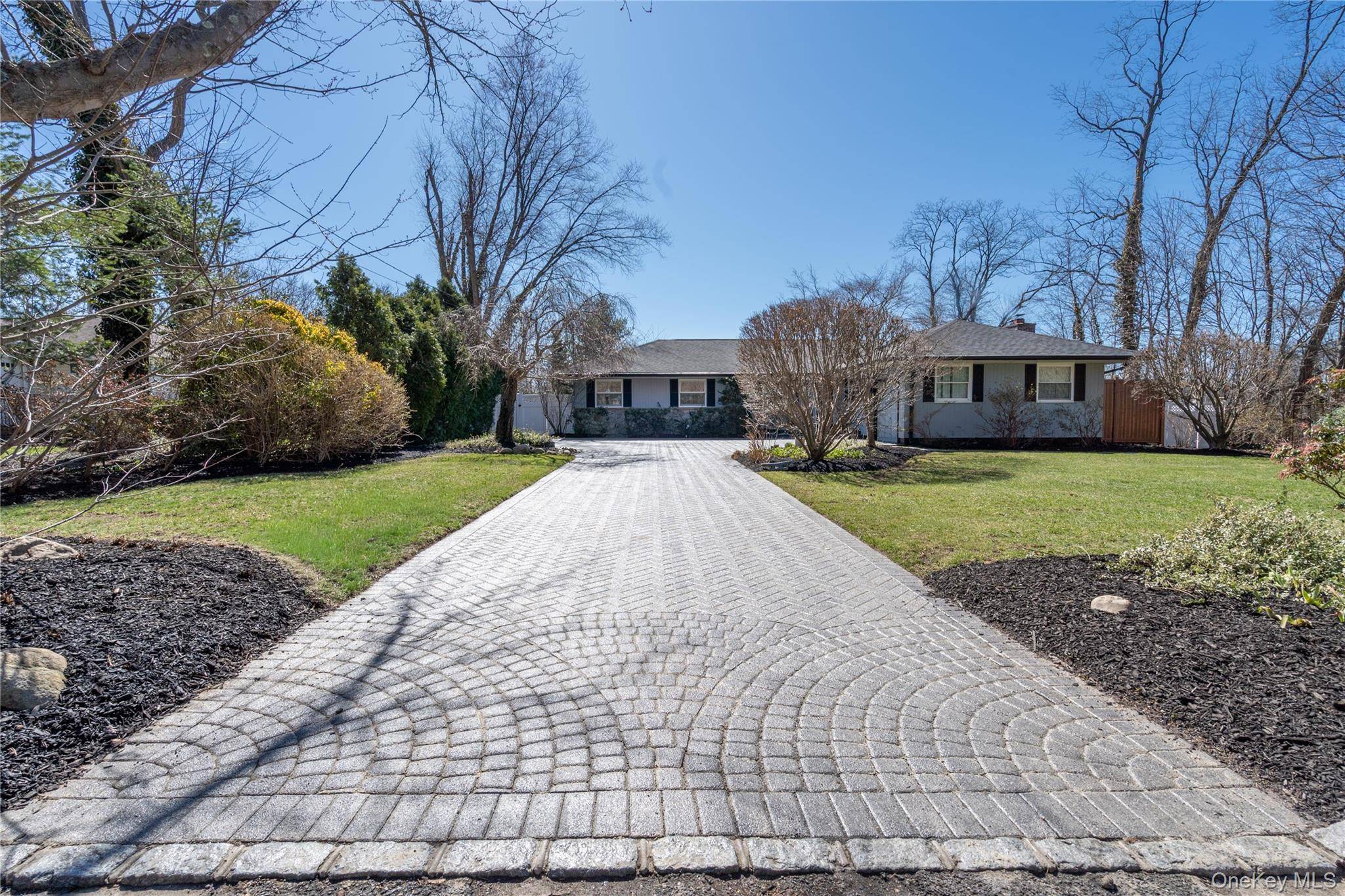 6 Edcris LN, Huntington, NY 11743