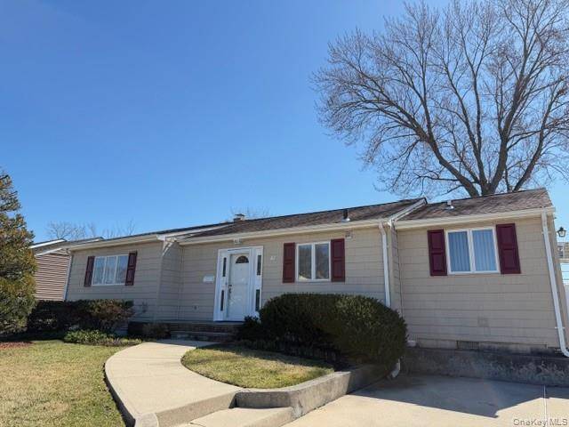 41 Charlotte PL, Plainview, NY 11803