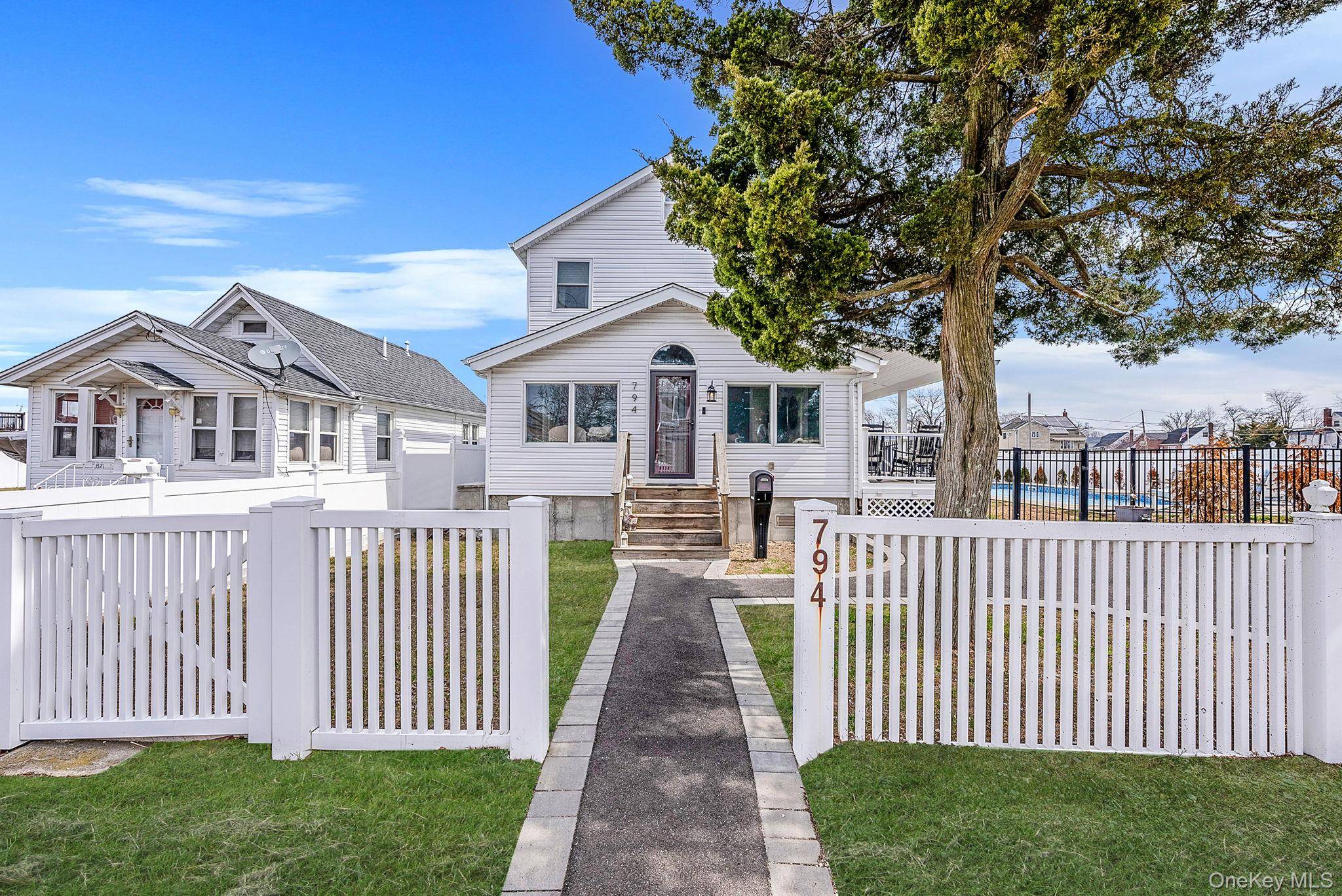794 Pecan ST, Lindenhurst, NY 11757