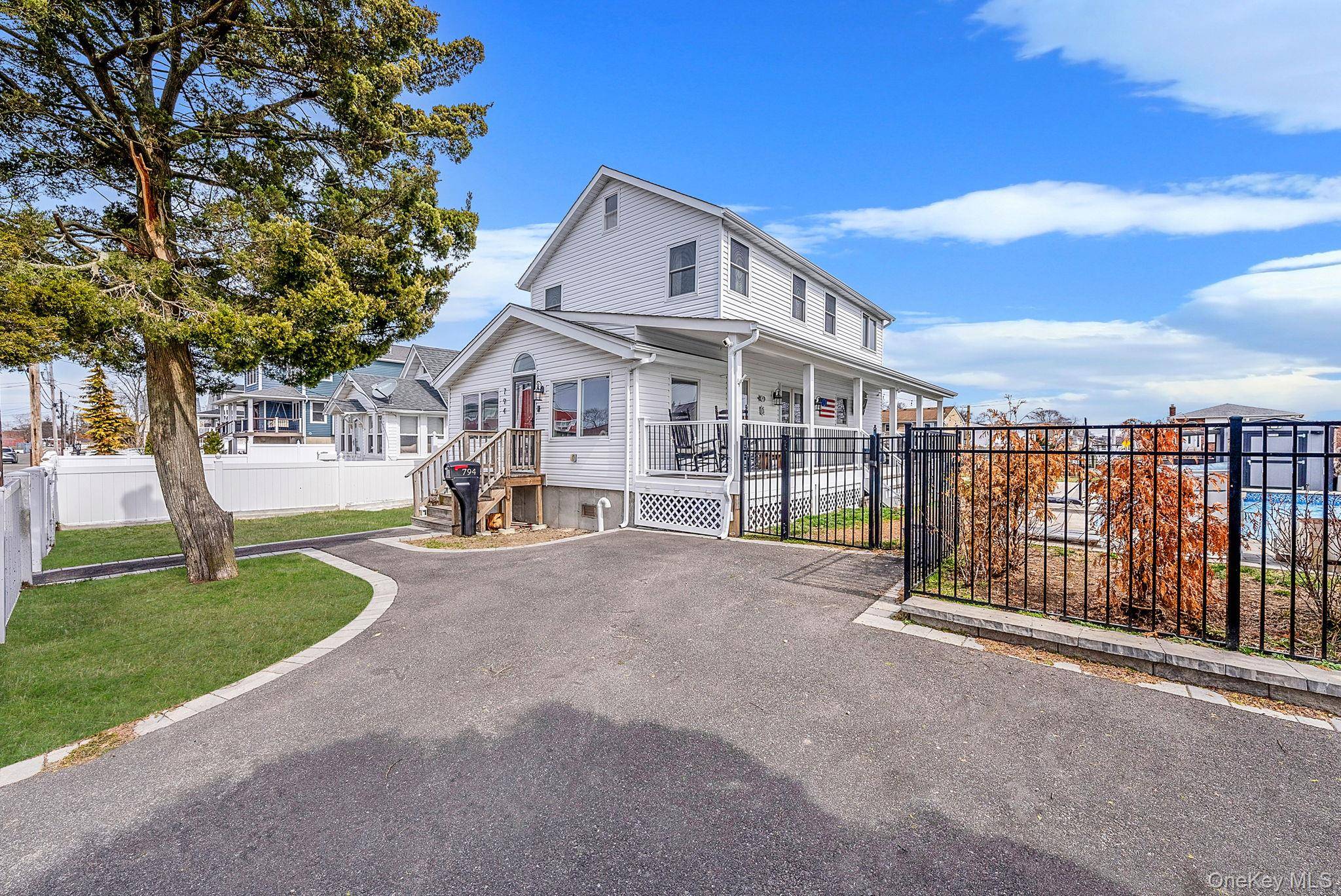 794 Pecan ST, Lindenhurst, NY 11757
