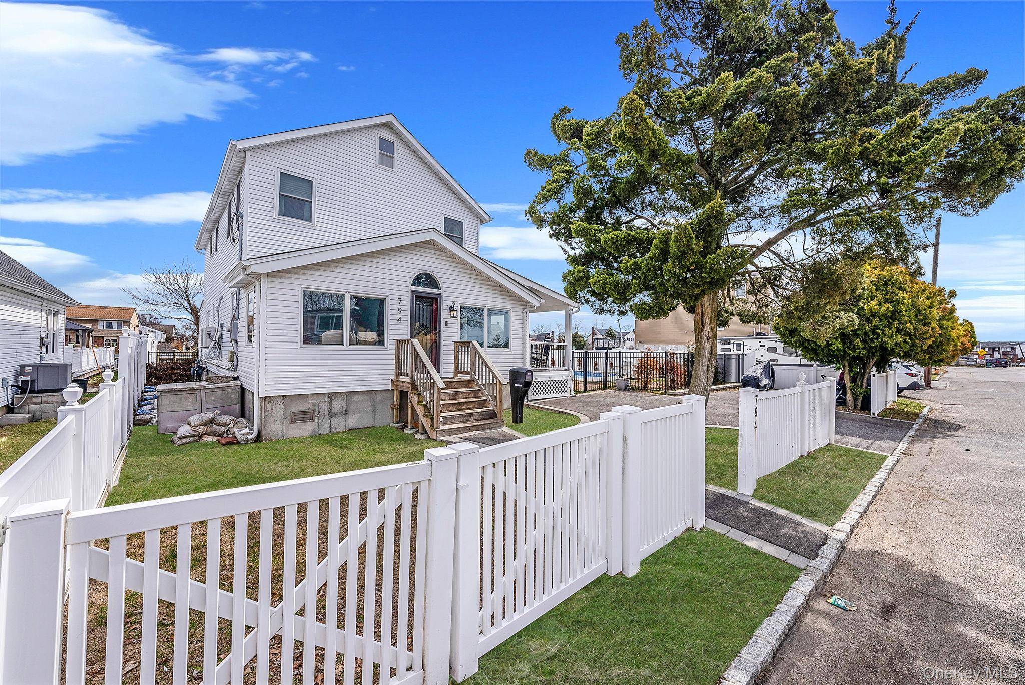 794 Pecan ST, Lindenhurst, NY 11757