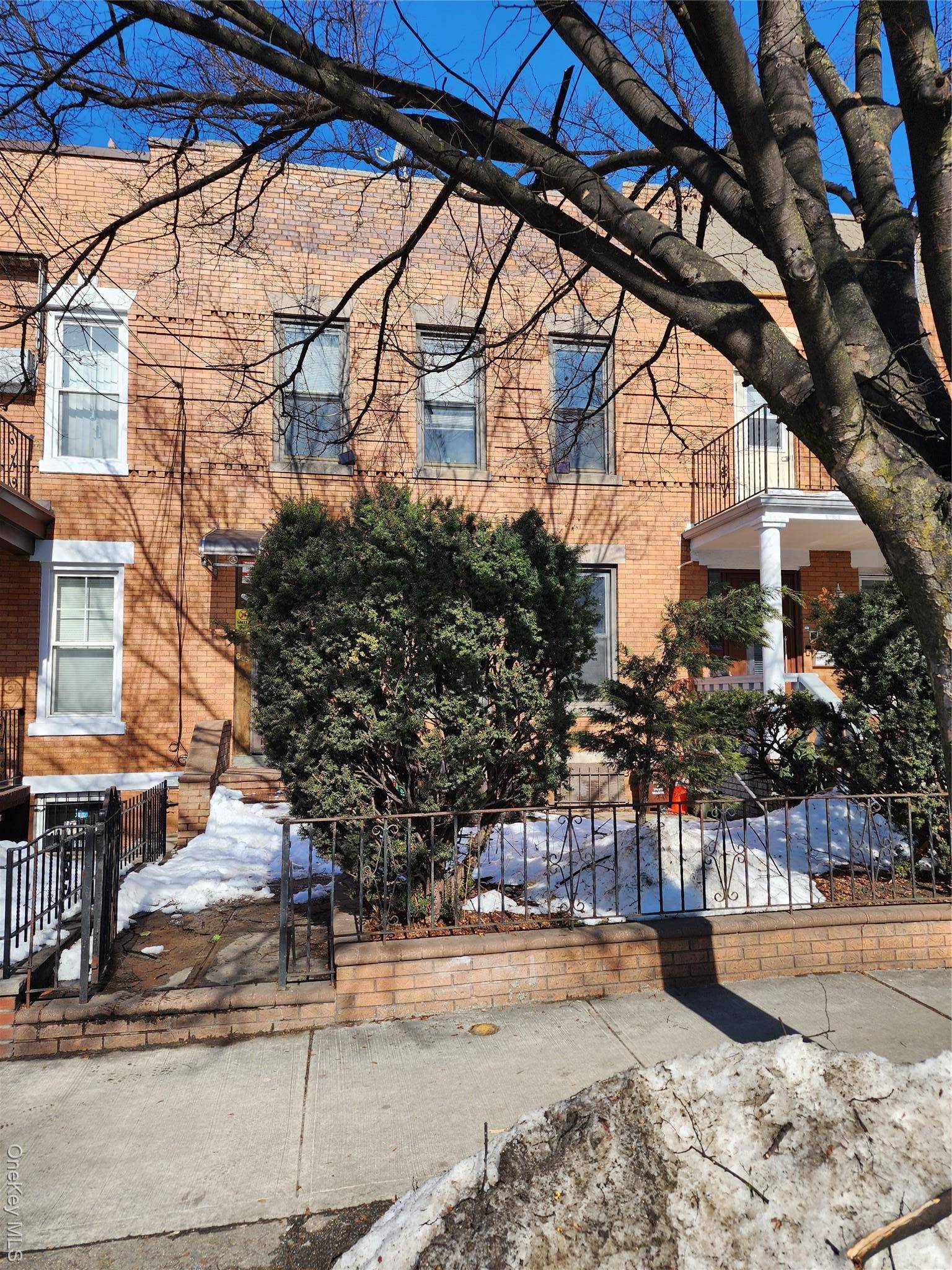 6161 Eliot AVE, Middle Village, NY 11379