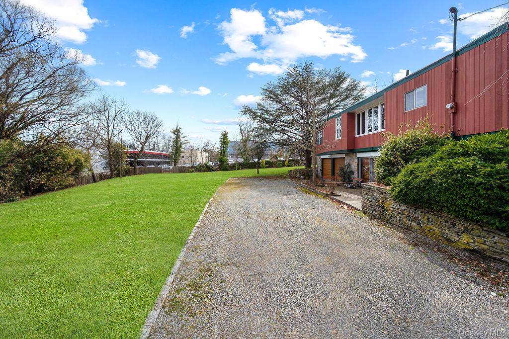 11 Valley View RD, Great Neck, NY 11021