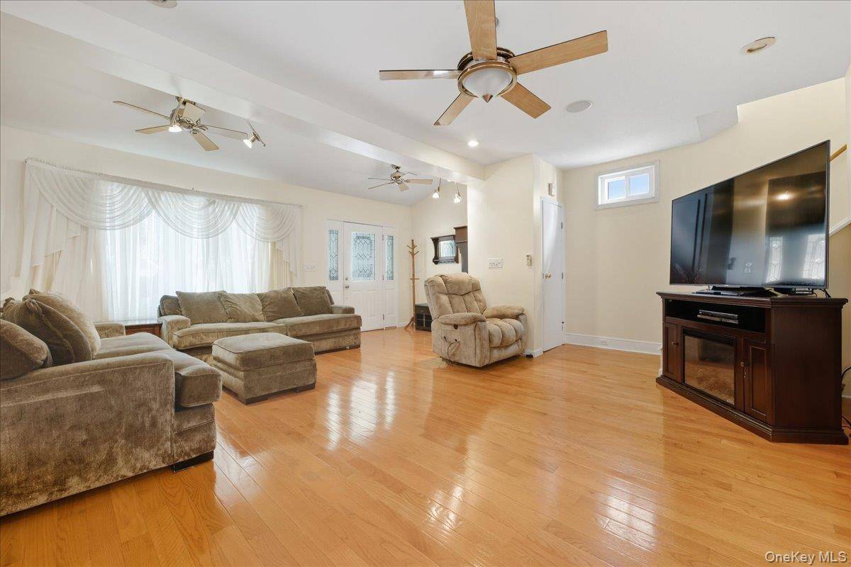 88-37 249th ST, Bellerose, NY 11426