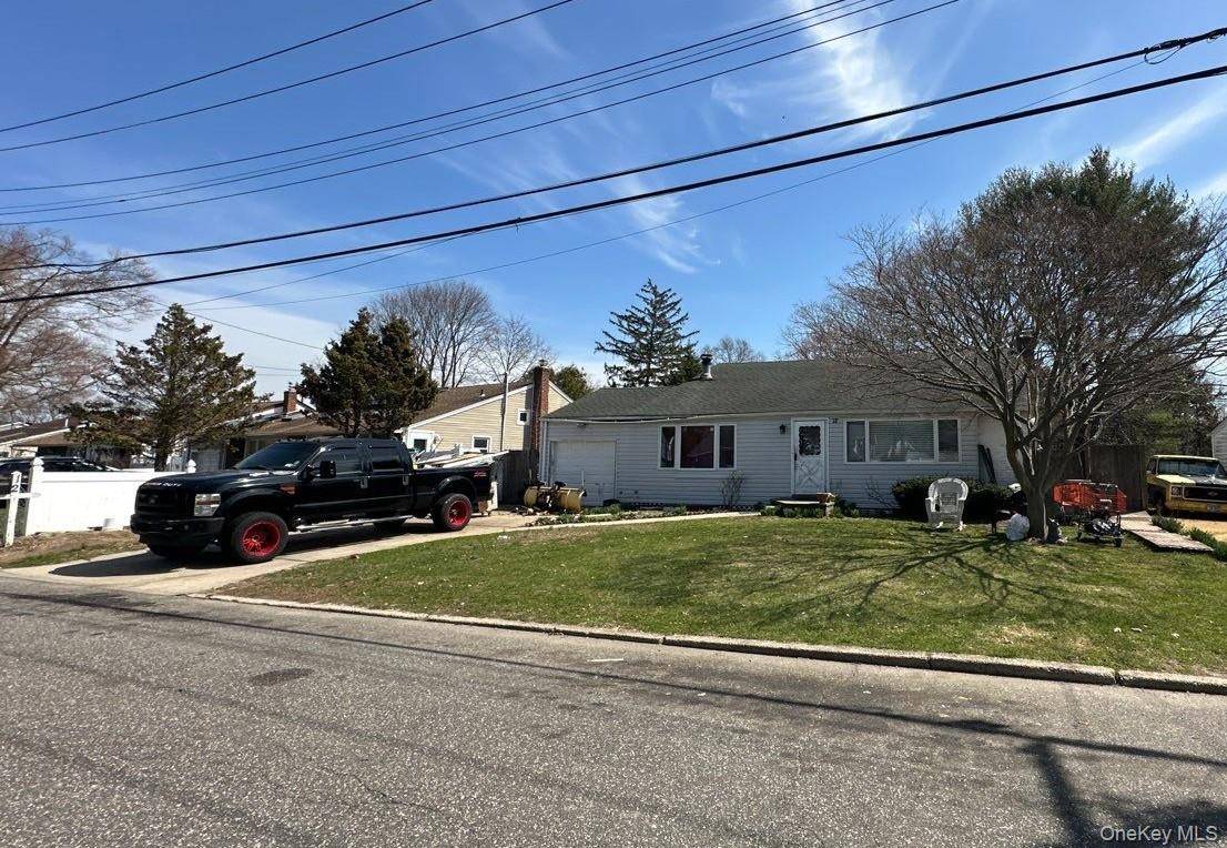 12 Glenwood LN, Huntington, NY 11743