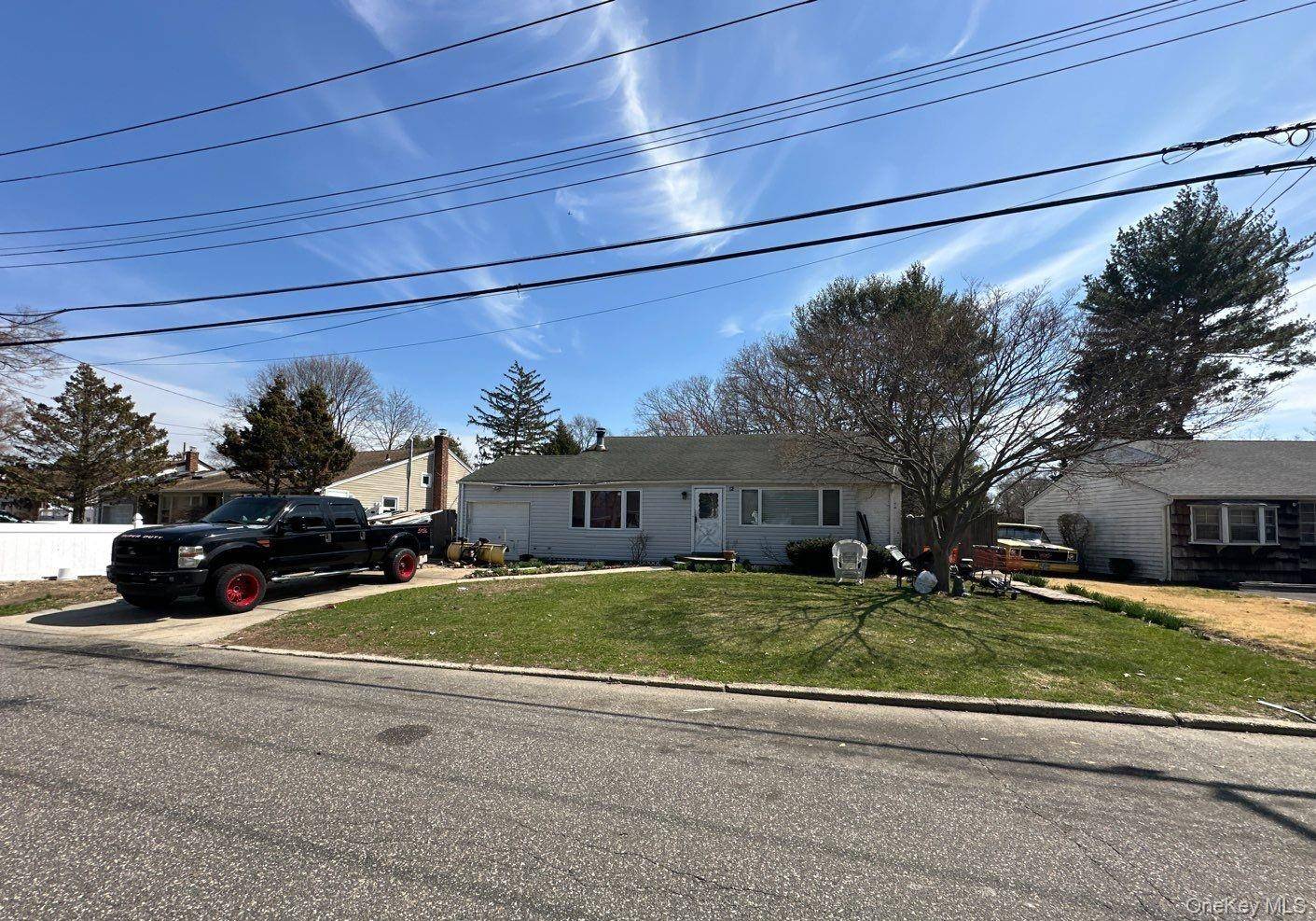 12 Glenwood LN, Huntington, NY 11743