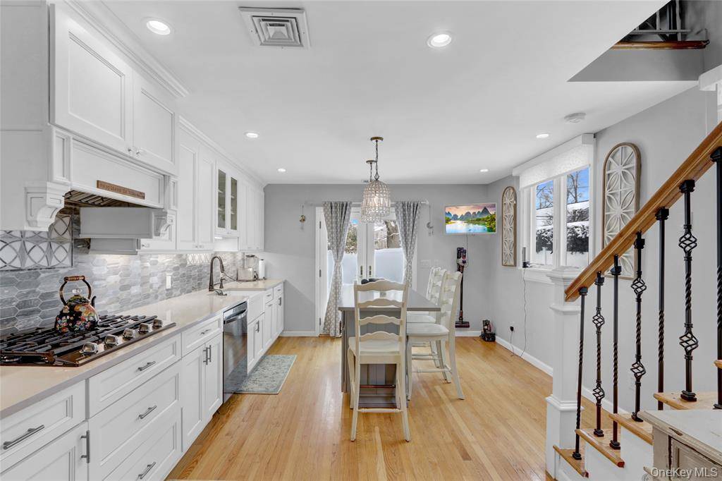 24 Rellim DR, Glen Cove, NY 11542