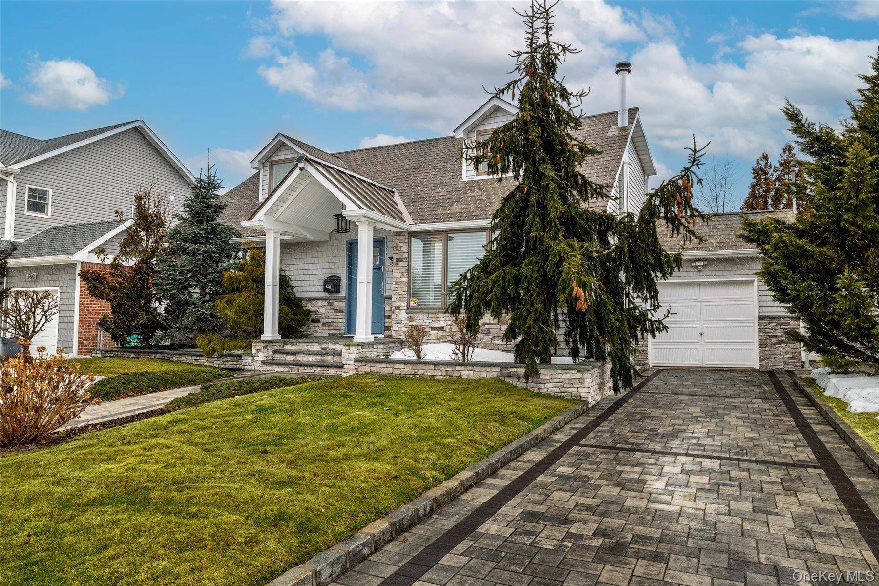 1053 Lydia DR, Franklin Square, NY 11010