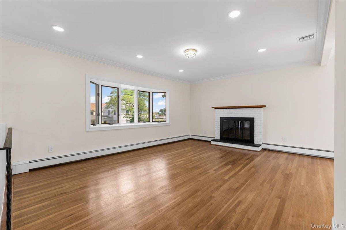 12 Deans LN, Bayville, NY 11709