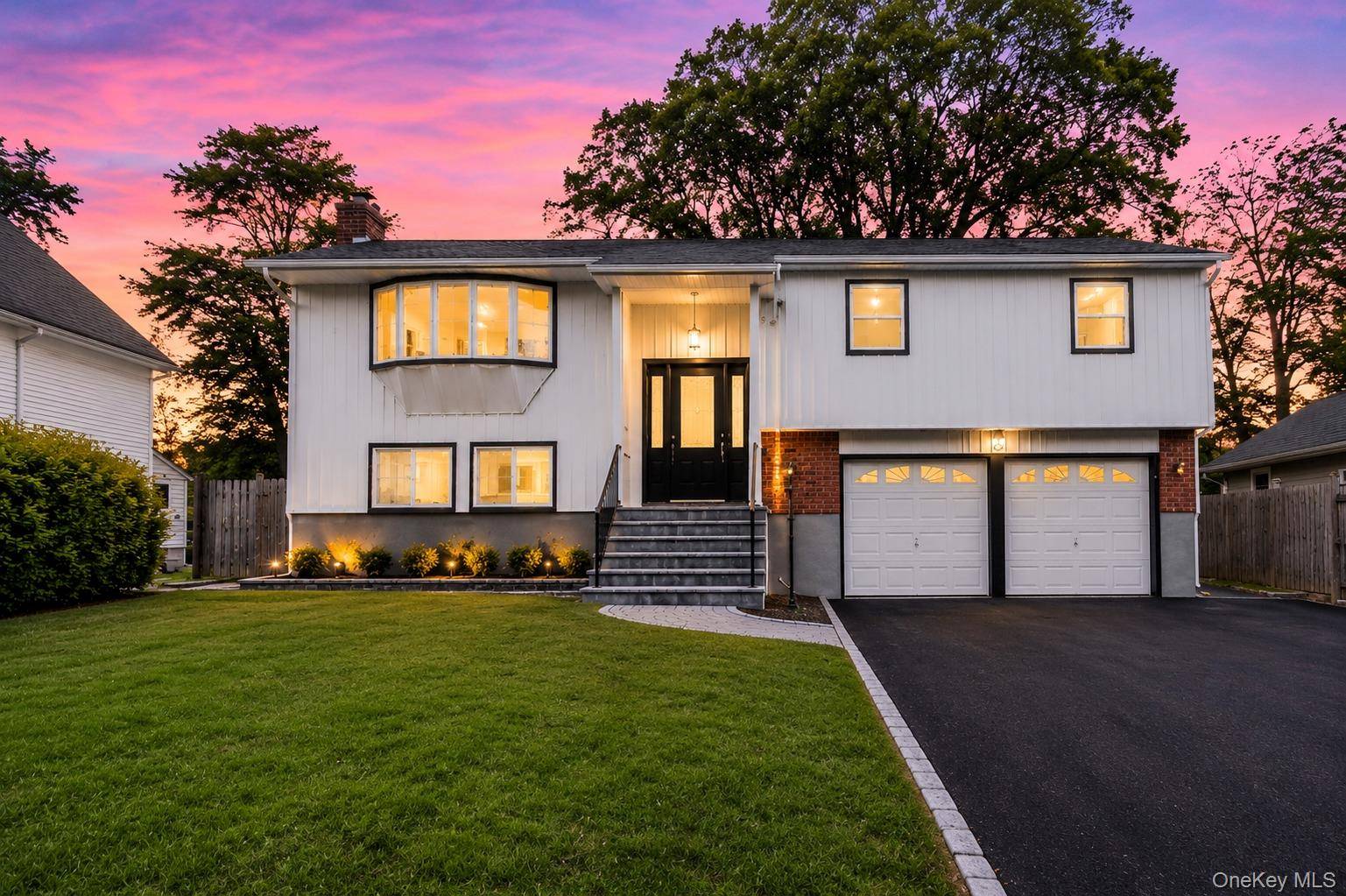 12 Deans LN, Bayville, NY 11709