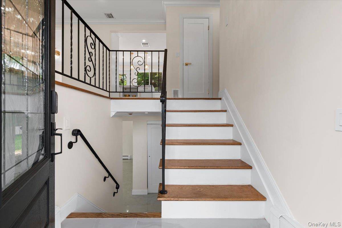 12 Deans LN, Bayville, NY 11709