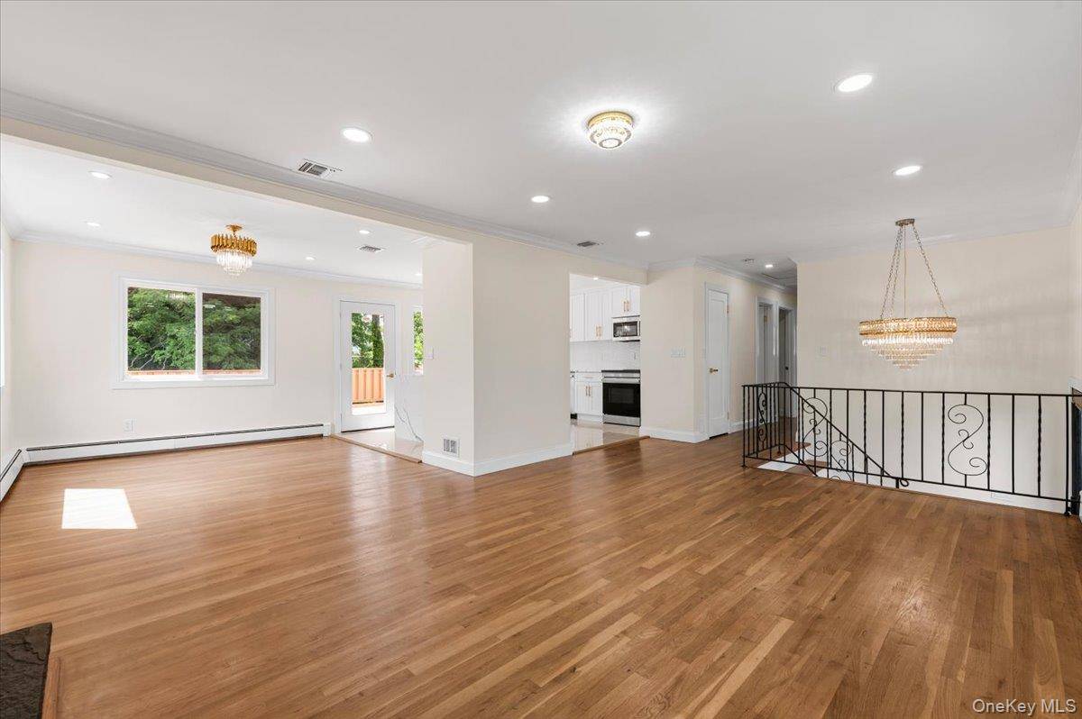 12 Deans LN, Bayville, NY 11709