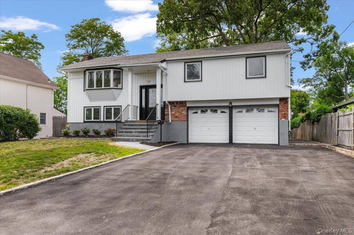 12 Deans LN, Bayville, NY 11709
