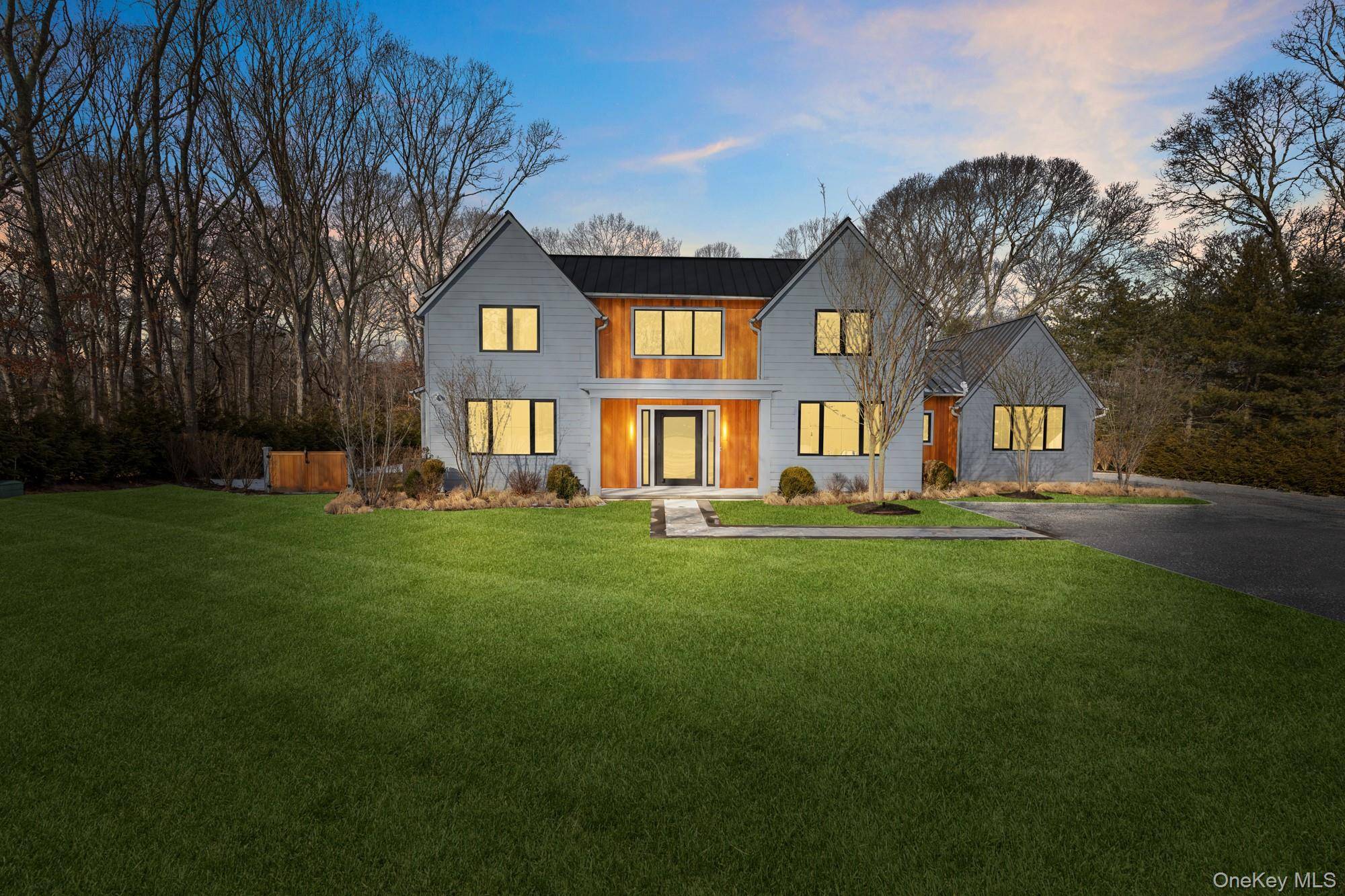 8 Ashwood CT, Southampton, NY 11968