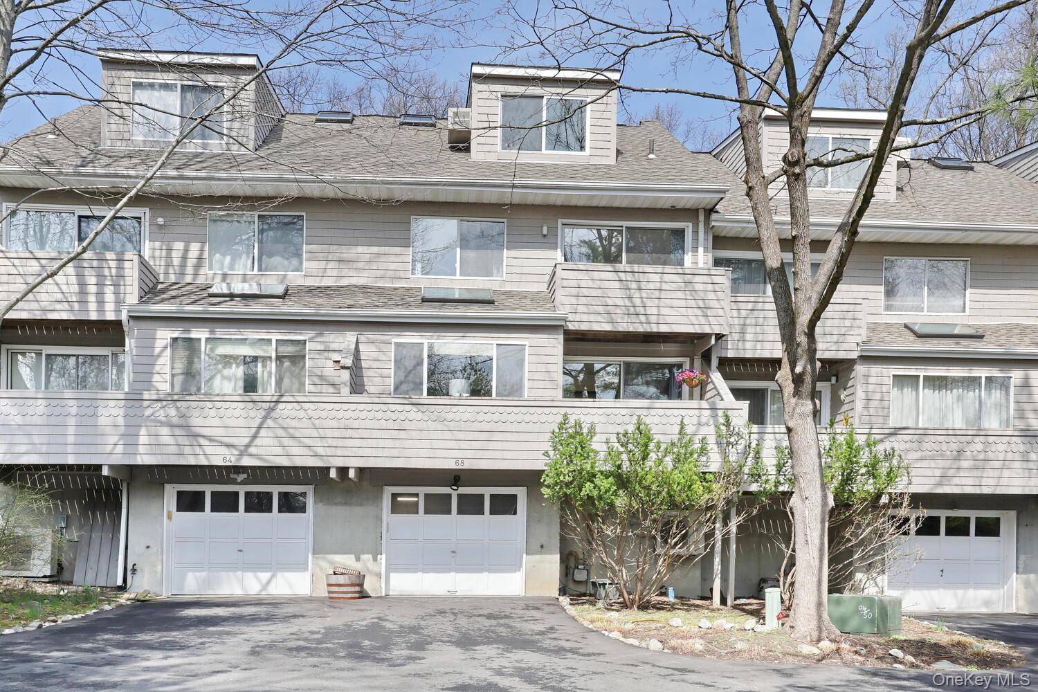 68 Hickory Hill LN, Tappan, NY 10983