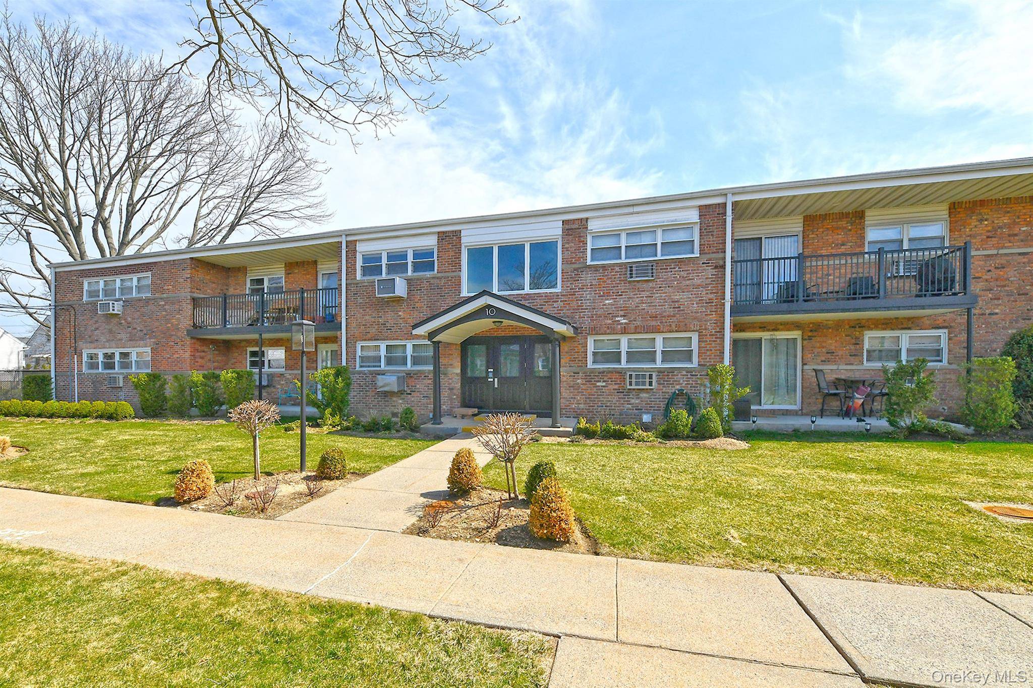10 Ivy ST #1A, Farmingdale, NY 11735