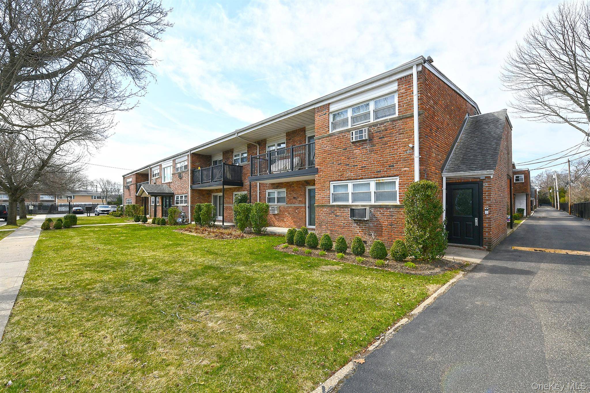 10 Ivy ST #1A, Farmingdale, NY 11735