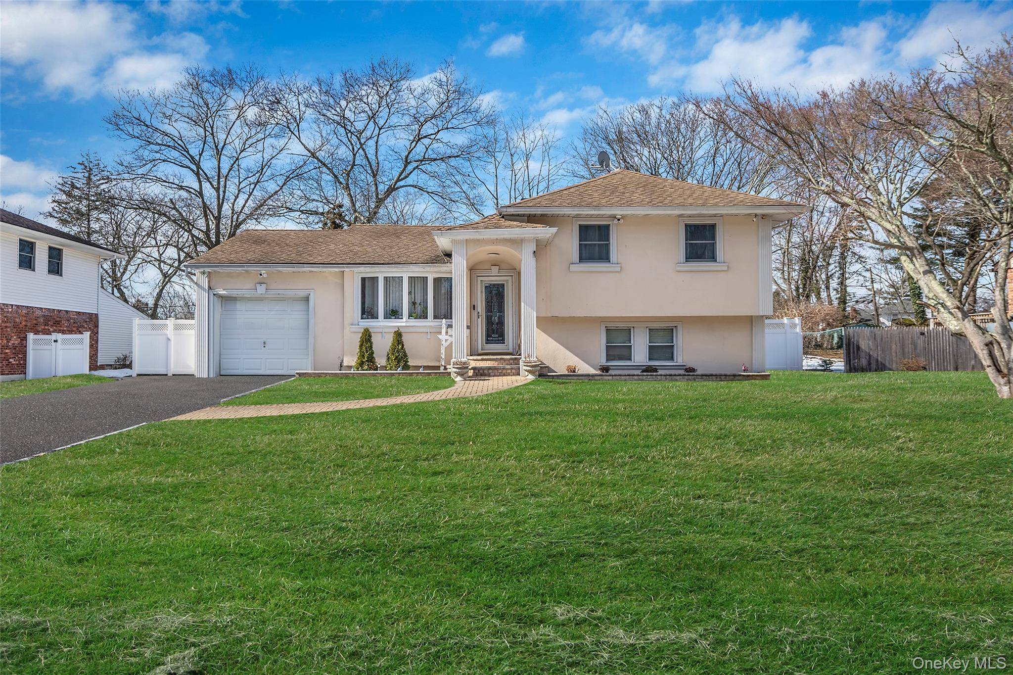 86 Overlook DR, East Islip, NY 11730