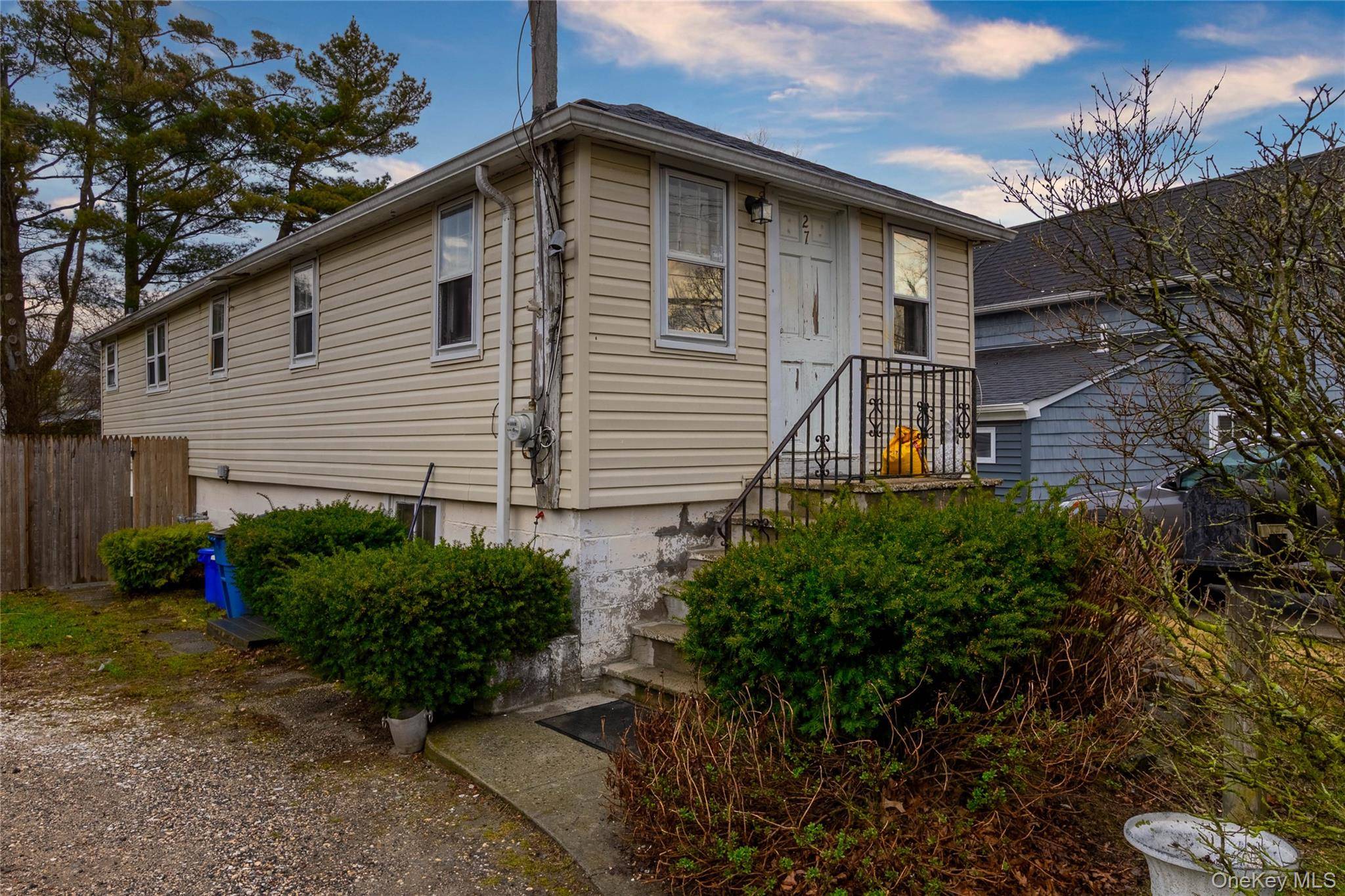 27 Pearsall PL, Babylon, NY 11702